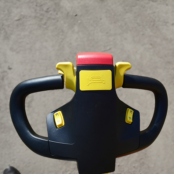 OXLIFT QZ-050-110 Самоходный (поводковый) подъемник ножничного типа с питанием от АКБ 11000 мм 500 кг